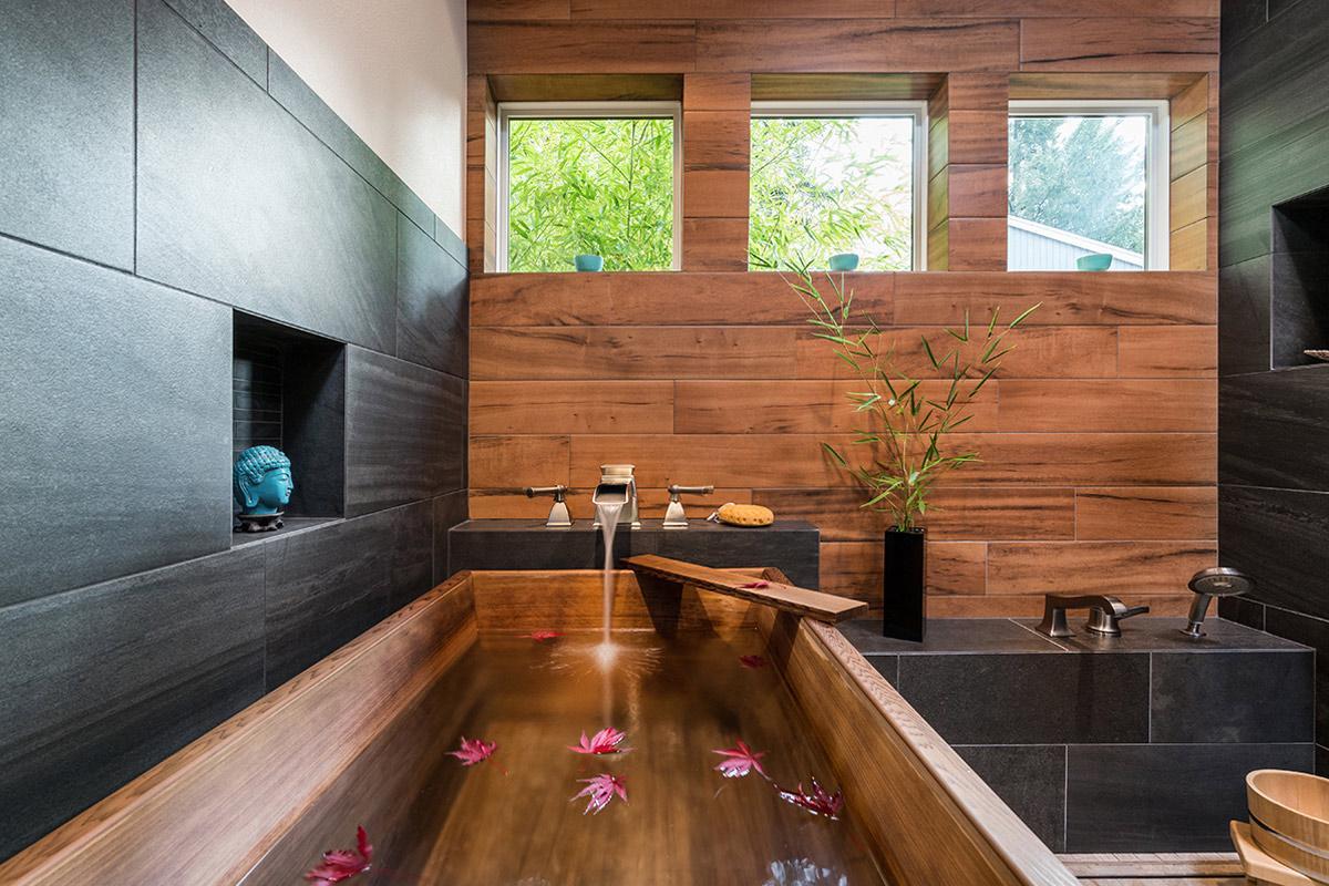 Kết hợp bồn tắm bằng gỗ với sàn nhà lát gỗ theo phong cách Nhật
